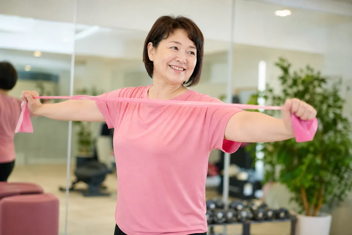 A LOVEHER member lifting during a coaching session